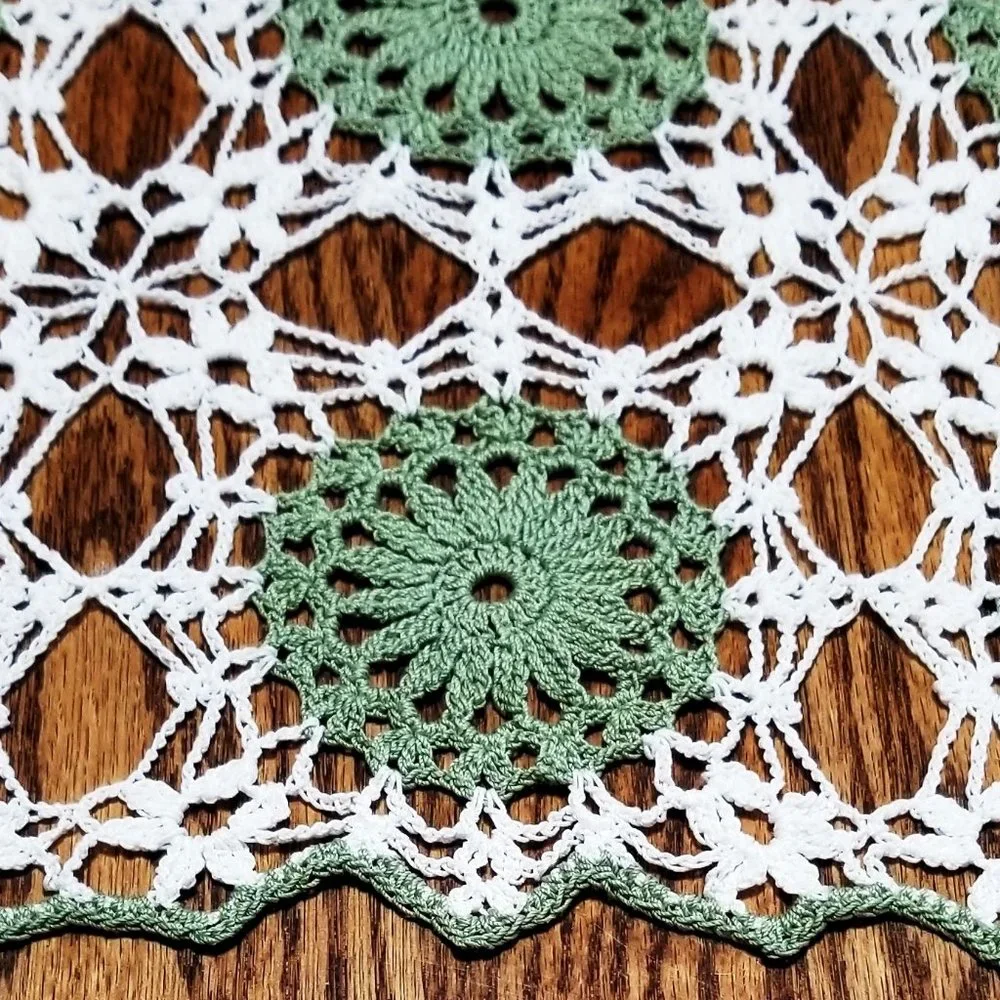 Vintage Style New Hand Crafted Square Flower 15" Frosty Green & White Doily - Picture 2 of 3